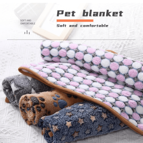 Soft and Fluffy High Quality Fluffy Cute Star Printing Pet Mat Warm and Comfortable Pet Blanket for Dogs and Cats Pet Supplies (Color: Pink dot pattern)